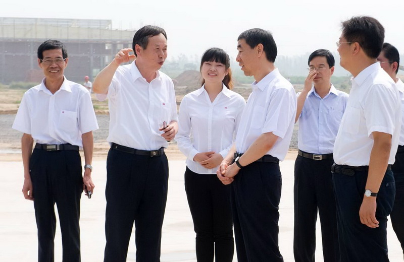 王铁在卫特项目建设现场与集团总裁俞有飞进行亲切交谈