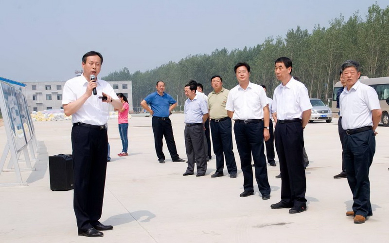 集团总裁俞有飞向观摩团介绍了卫特项目建设情况