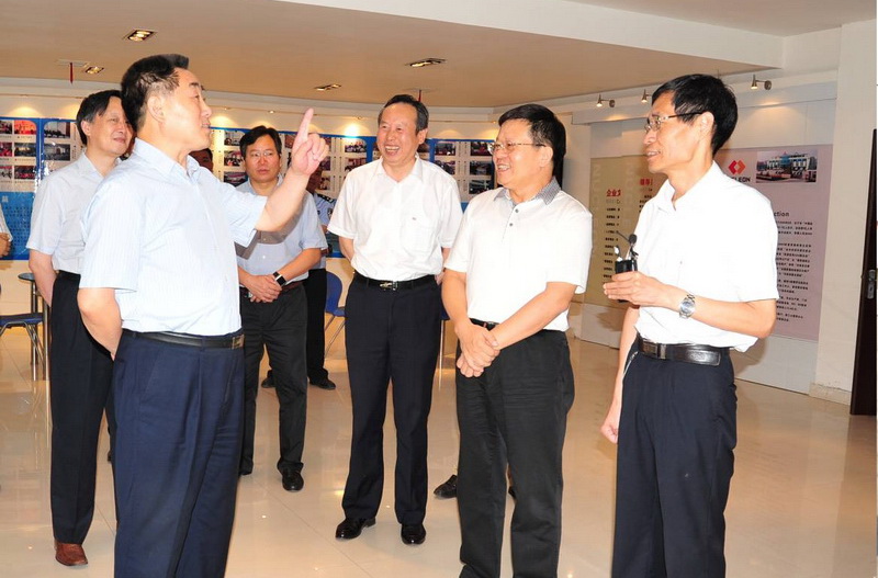 刘满仓书记在公司展厅认真了解了企业发展状况